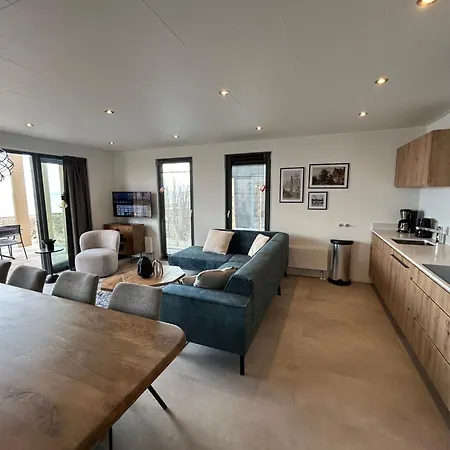 At The Ijsselmeer 8p Enkhuizen